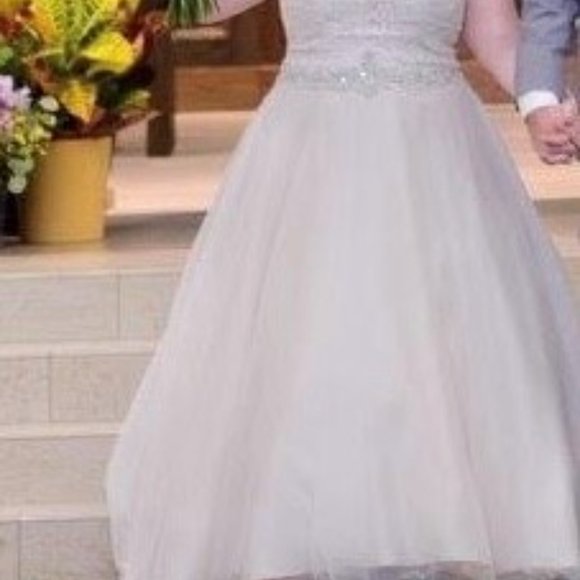 PLUS SIZE Wedding Dress - Picture 6 of 8